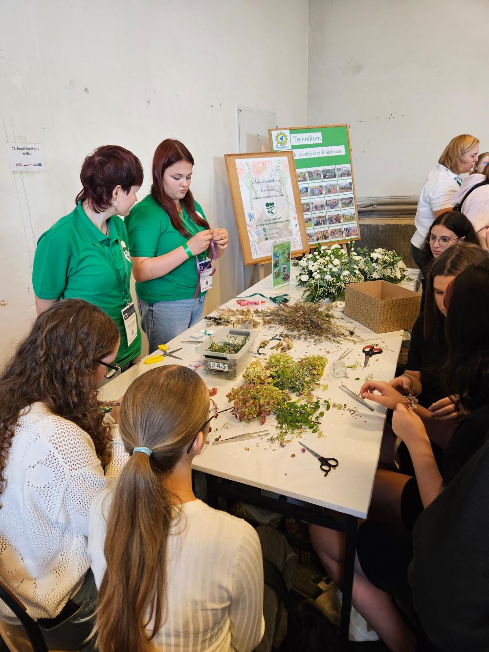 Zdjęcie galerii artykułu: 10. Młodzież przy stanowisku pokazowym zawodu florysta - 10. Młodzież przy stanowisku pokazowym zawodu florysta