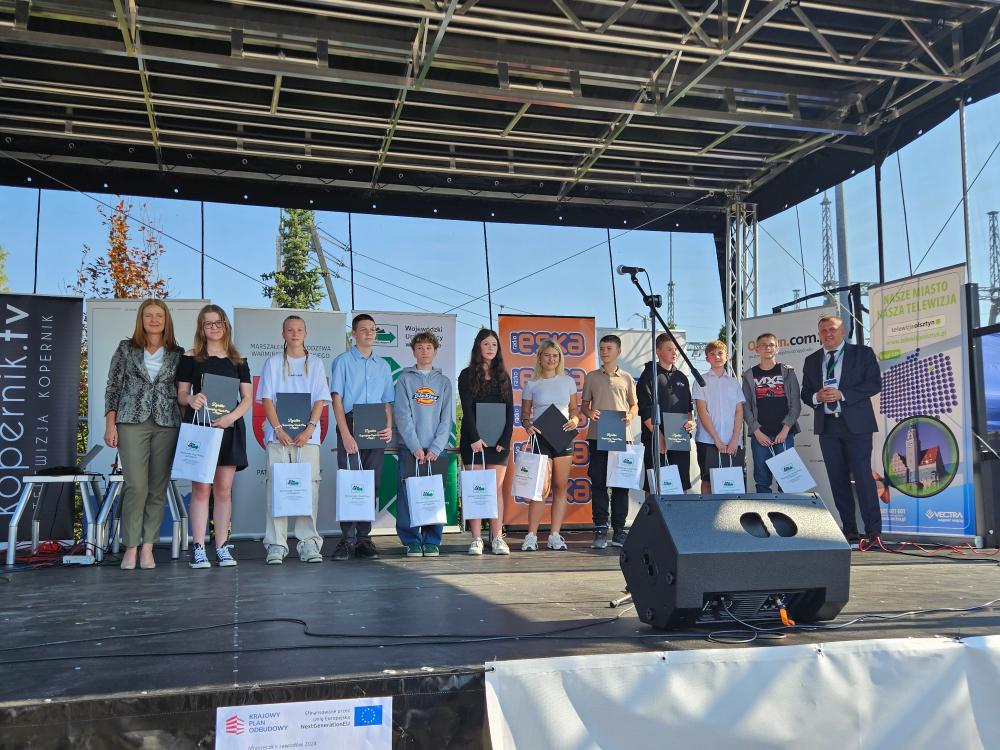 Zdjęcie galerii artykułu: 12. Laureaci konkursu Zawód przyszłości wraz z Dyrekcją WUP w Olsztynie - 12. Laureaci konkursu Zawód przyszłości wraz z Dyrekcją WUP w Olsztynie