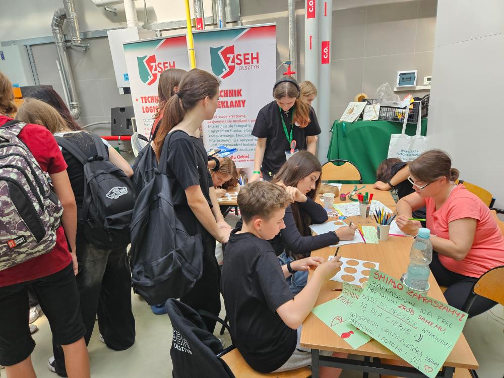 Zdjęcie galerii artykułu: 15. Młodzież podczas prezentacji zawodu technik reklamy - 15. Młodzież podczas prezentacji zawodu technik reklamy