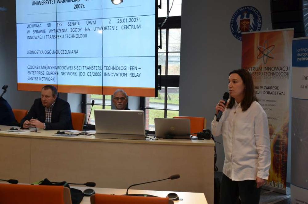 Zdjęcie galerii artykułu: Zdjęcie nr 2 - występująca Pani Eliza Popławska-Jodko, Dyrektor Centrum Innowacji i Transferu Technologii, Uniwersytet Warmińsko - Mazurski w Olsztynie. Kolejno od prawej: Prof. dr hab. Eugeniusz Niedzielski - prof. zw. Kierownik Katedry Organizacji i Zarządzania Uniwersytet Warmińsko-Mazurski w Olsztynie, Pan Mirosław Hiszpański, Prezes Warmińsko-Mazurskiego Związków Pracodawców Prywatnych „Lewiatan” w Olsztynie - Zdjęcie nr 02 - występująca Pani Eliza Popławska-Jodko, Dyrektor Centrum Innowacji i Transferu Technologii, Uniwersytet Warmińsko - Mazurski w Olsztynie