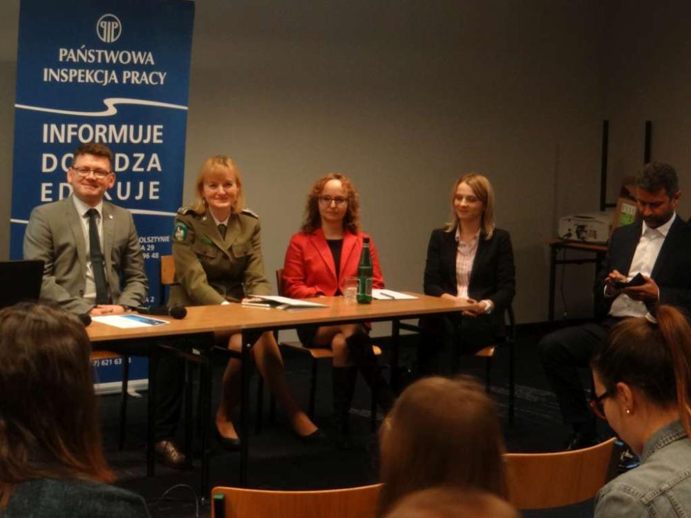 Zdjęcie galerii artykułu: Zdjęcie nr 15 - od lewej: Pan Jarosław Kowalczyk, nadinspektor pracy Okręgowy Inspektorat Pracy w Olsztynie, Pani Ewa Skrzydel, chorąży sztabowy Warmińsko-Mazurski Oddział Straży Granicznej, Pani Anna Dolistowska-Buza doradca EURES WUP w Olsztynie, Pani Martyna Penkiewicz Agencja Pracy Tymczasowej Mazury Job Sp. z o.o. w Ełku, Pan Tomasz Piotr Wolski, Agencja Pracy Tymczasowej EXIWORK Sp. z o.o. w Olsztynie - Zdjęcie nr 15 - od lewej Pan Jarosław Kowalczyk, Pani Ewa Skrzydel, Pani Anna Dolistowska-Buza, Pani Martyna Penkiewicz, Pan Tomasz Piotr Wolski