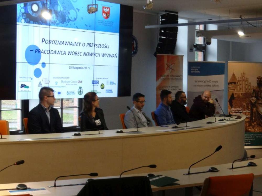 Zdjęcie galerii artykułu: Zdjęcie nr 17 - od lewej: Pan Patryk Dziębowski, student Wydziału Nauk Ekonomicznych, Pani Magdalena Ben-Rynkiewicz, Olsztyński Park Naukowo-Technologiczny, Pan Bogdan Włodarczyk Akademia Biznesu w Olsztynie, Pan Marek Maruszczak firma SlavicMonsters w Olsztynie, Pan Marek Dominiak Rally Viewer Spółka w Olsztynie, Pan Paweł Harajda - Stowarzyszenie OLCAM w Olsztynie - Zdjęcie nr 17 - od lewej Pan Patryk Dziębowski, Pani Magdalena Ben-Rynkiewicz,Pan Bogdan Włodarczyk, Pan Marek Maruszczak, Pan Marek Dominiak, Pan Paweł Harajda
