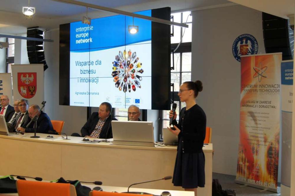 Zdjęcie galerii artykułu: Zdjęcie nr 27 - występująca Pani Agnieszka Domańska, EEN senior expert Centrum Innowacji i Transferu Technologii Uniwersytet Warmińsko-Mazurski w Olsztynie. Od prawej: prof. dr hab. Eugeniusz Niedzielski-prof. zw. Kierownik Katedry Organizacji i Zarządzania Uniwersytet Warmińsko-Mazurski w Olsztynie, Pan Mirosław Hiszpański, Prezes Warmińsko-Mazurskiego Związku Pracodawców Prywatnych „Lewiatan”w Olsztynie, Pan Miron Sycz, Wicemarszałek Województwa Warmińsko-Mazurskiego, Pan Zdzisław Szczepkowski, Dyrektor Wojewódzkiego Urzędu Pracy w Olsztynie, Pan Waldemar Klocek, Prezes Zarządu Warmińsko-Mazurskiego Klubu Biznesu, Pan Wiesław Łubiński, V-ce Prezes Zarządu BCC, Kanclerz Loży Olsztyńskiej - Zdjęcie nr 27 - występująca Pani Agnieszka Domańska, EEN senior expert Centrum Innowacji i Transferu Technologii Uniwersytet Warmińsko-Mazurski w Olsztynie.
