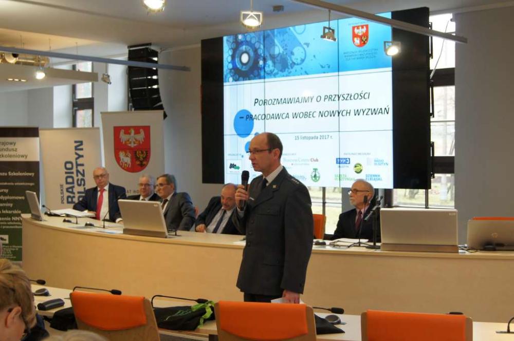Zdjęcie galerii artykułu: Zdjęcie nr 29 - występujący kpt. Marek Grzybicki, starszy inspektor Aresztu Śledczego w Olsztynie. Od prawej: prof. dr hab. Eugeniusz Niedzielski-prof. zw. Kierownik Katedry Organizacji i Zarządzania Uniwersytet Warmińsko-Mazurski w Olsztynie, Pan Miron Sycz, Wicemarszałek Województwa Warmińsko-Mazurskiego, Pan Zdzisław Szczepkowski, Dyrektor Wojewódzkiego Urzędu Pracy w Olsztynie, Pan Waldemar Klocek, Prezes Zarządu Warmińsko-Mazurskiego Klubu Biznesu, Pan Wiesław Łubiński, V-ce Prezes Zarządu BCC, Kanclerz Loży Olsztyńskiej - Zdjęcie nr 29 - występujący kpt. Marek Grzybicki, starszy inspektor Aresztu Śledczego w Olsztynie