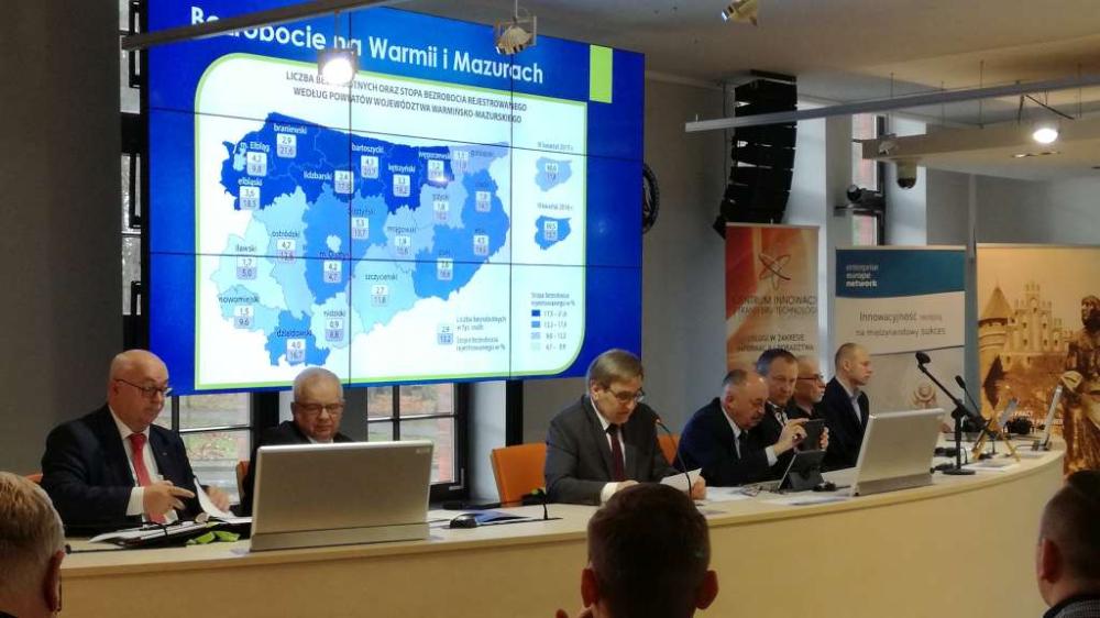 Zdjęcie galerii artykułu: Zdjęcie nr 30 - od lewej: Pan Wiesław Łubiński, V-ce Prezes Zarządu BCC, Kanclerz Loży Olsztyńskiej, Pan Waldemar Klocek, Prezes Zarządu Warmińsko-Mazurskiego Klubu Biznesu, Pan Zdzisław Szczepkowski Dyrektor Wojewódzkiego Urzędu Pracy w Olsztynie, Pan Miron Sycz, Wicemarszałek Województwa Warmińsko-Mazurskiego, Pan Mirosław Hiszpański, Prezes Warmińsko-Mazurskiego Związków Pracodawców Prywatnych „Lewiatan” w Olsztynie, prof.dr hab. Eugeniusz Niedzielski-prof. zw. Kierownik Katedry Organizacji i Zarządzania Uniwersytet Warmińsko - Mazurski w Olsztynie, Pan Krzysztof Ejsymont, Wojewódzki Urząd Pracy w Olsztynie - Zdjęcie nr 30 - od lewej Pan Wiesław Łubiński, Pan Waldemar Klocek, Pan Zdzisław Szczepkowski, Pan Miron Sycz, Pan Mirosław Hiszpański, prof.dr hab. Eugeniusz Niedzielski, Pan Krzysztof Ejsymont