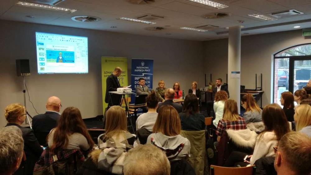 Zdjęcie galerii artykułu: Zdjęcie nr 32 - występujący: Pan Jacek Żerański, Główny Specjalista Okręgowy Inspektorat Pracy w Olsztynie, Pan Jarosław Kowalczyk, nadinspektor pracy z Okręgowego Inspektoratu Pracy w Olsztynie, Pani Ewa Skrzydel, chorąży sztabowy z Warmińsko - Mazurskiego Oddziału Straży Granicznej, Pani Anna Dolistowska-Buza, doradca EURES z WUP w Olsztynie, Pani Martyna Penkiewicz, przedstawicielka Agencji Pracy Tymczasowej Mazury Job Sp. z o.o. w Ełku, Pan Tomasz Piotr Wolski, przedstawiciel Agencji Pracy Tymczasowej EXIWORK Sp. z o.o. w Olsztynie - Zdjęcie nr 32 - występujący Pan Jacek Żerański, Główny Specjalista Okręgowy Inspektorat Pracy w Olsztynie